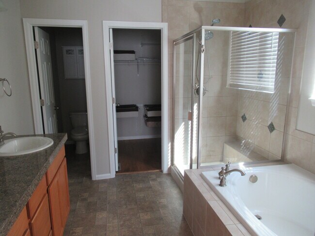 Building Photo - 8007 Briarthorn Ln