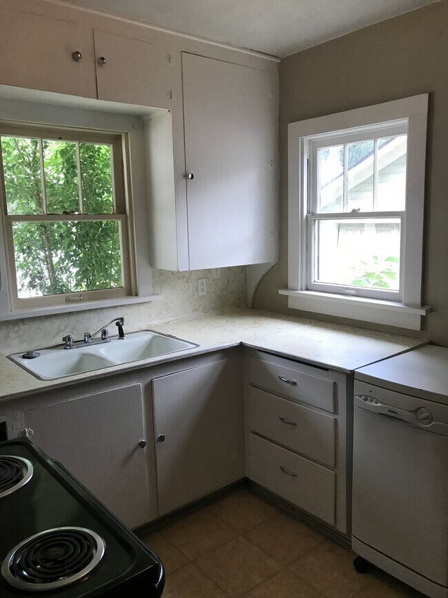 Building Photo - STUDENTS WELCOME! 2 Bed / 1 Bath Home - Walking Distance to CSU