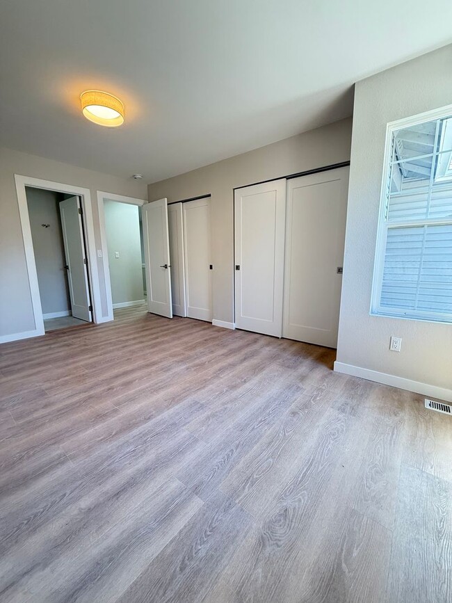 Building Photo - Fully Remodeled Silver Firs Townhome for R...
