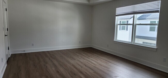 Building Photo - 2027 Peel Ave