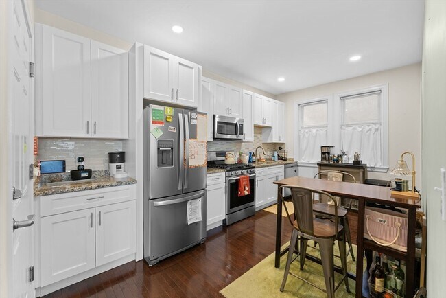 Building Photo - 6 W Cottage St