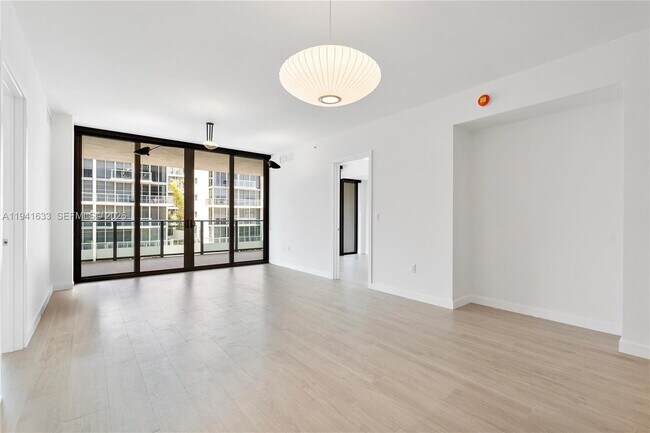 Building Photo - 9901 W Bay Harbor Dr