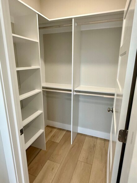 Building Photo - 906 Main St