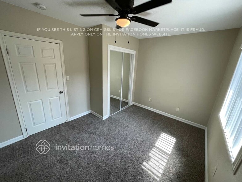 Building Photo - 260 E Plenty St