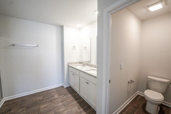 Building Photo - AVAILABLE NOW!