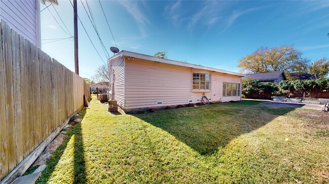 Building Photo - 317 Moody St