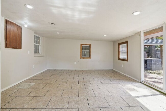 Building Photo - 2514 E Archer St