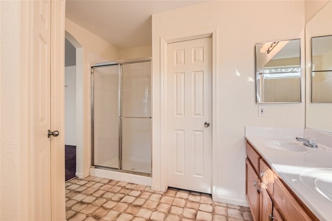 Building Photo - EXQUISITE 3-Bedroom Home - Modern Amenitie...