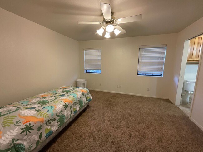 Building Photo - Gorgeous 2 Bedroom, 2 1/2 Bath Home  with BONUS room in Sunrise Beach, TX.