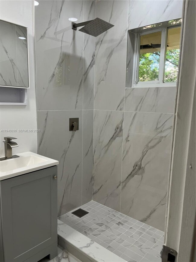 Building Photo - 1014 Salzedo St