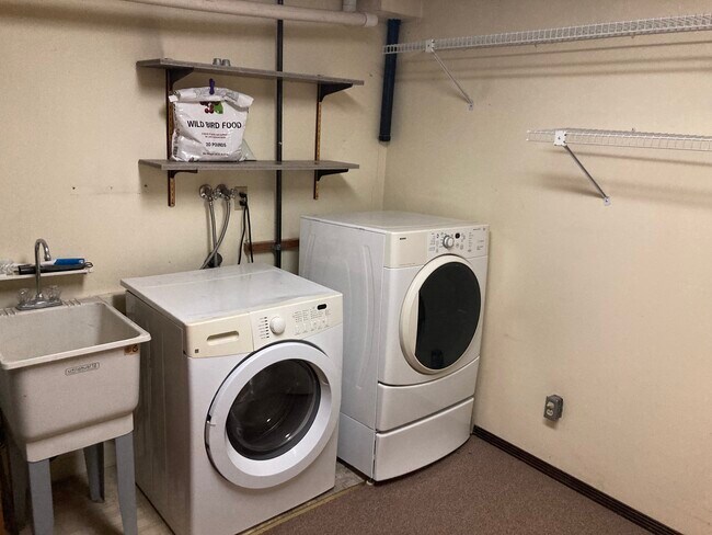 Private Laundry Room - 17221 SE Oatfield Rd