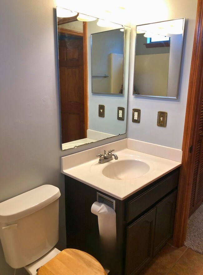 Building Photo - 3/2 home with a fenced in yard!