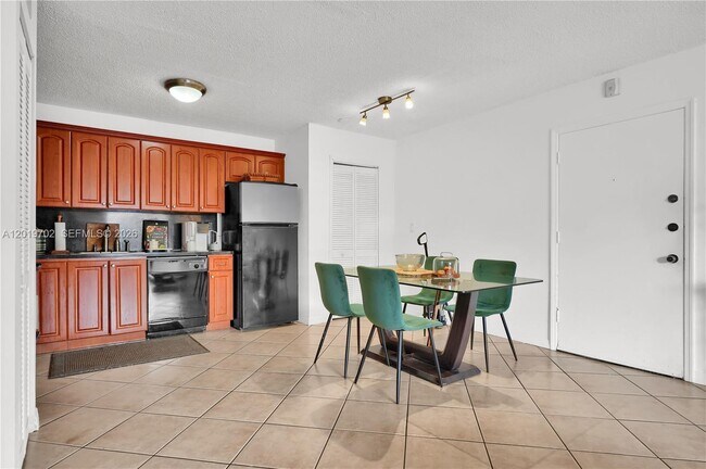 Building Photo - 10786 N Kendall Dr