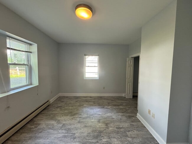 Building Photo - Cozy 1 Bedroom Apartment