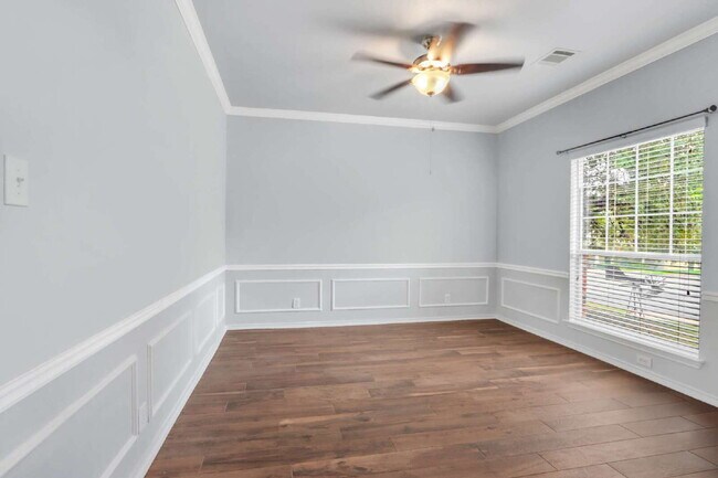 Building Photo - "Spacious 6-Bedroom Haven with 4 Full Baths and Hot Tub!"