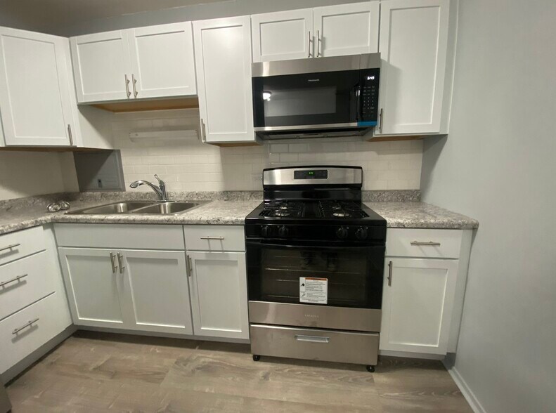 Building Photo - 1400 E 55th Pl