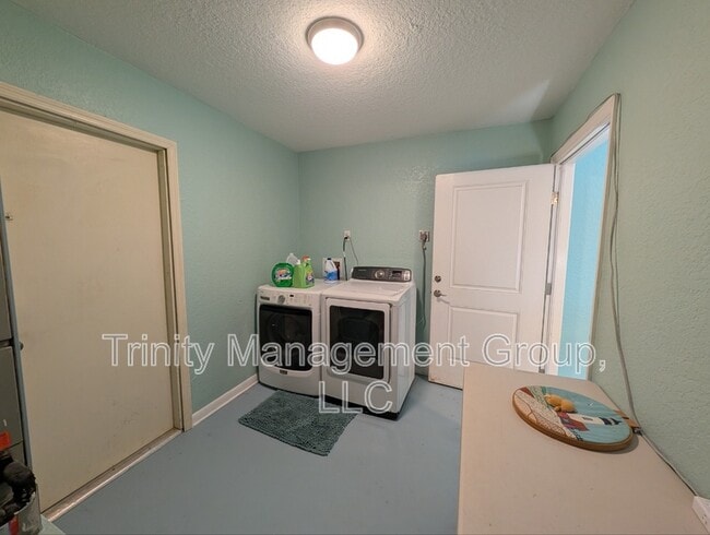 Building Photo - 7271 Holiday Dr