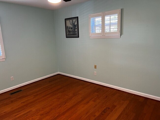 Building Photo - Oak Ridge 37830 - 3 bedroom, 1.5 bath home upstairs only with basement bonus room - Call Troy Ada...