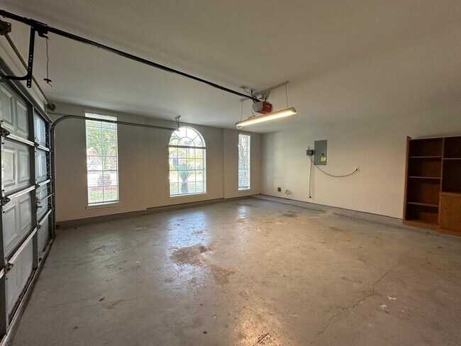 Building Photo - 9210 Memorial Grove Dr