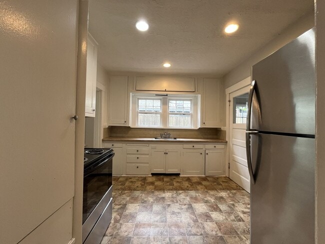 Building Photo - Bright and Open Home with Flexible Living Spaces and an Expansive Backyard