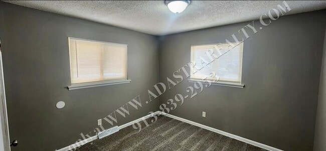 Building Photo - Cozy 2 Bed 1 Bath Duplex in KCK-Available NOW!!