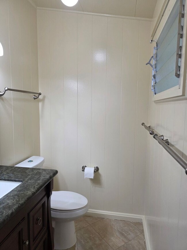 Building Photo - AVAILABLE NOW! 3 bed, 1.5 bath with 2 parking in Kailua.