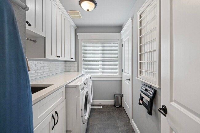 Building Photo - Custom Craftsman Estate on 1.5+ Sun-drenched Acres