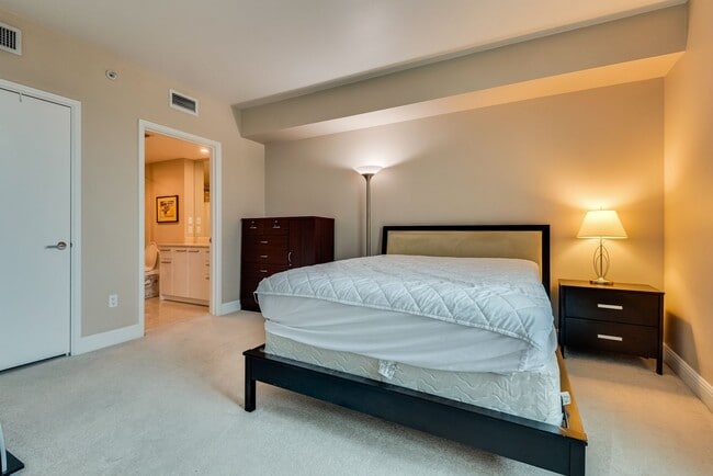 Building Photo - Turnberry Towers 1904E-Strip/Golf/City Views from this Fully Furnished 1Bd Residence