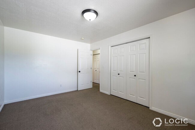 Building Photo - 934 E 500 N