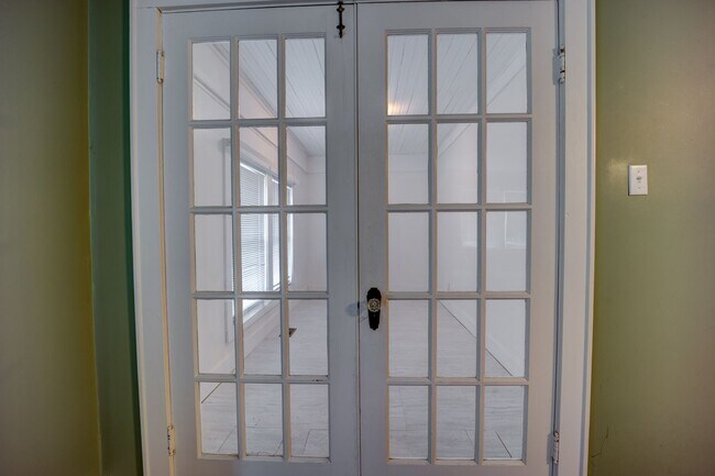 Building Photo - Freshly Updated 3 Bedroom House