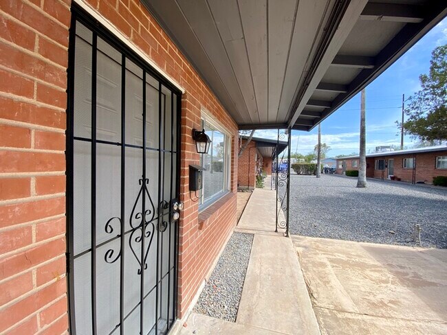 Building Photo - Newly Renovated Spacious 1 Bedroom with Vi...