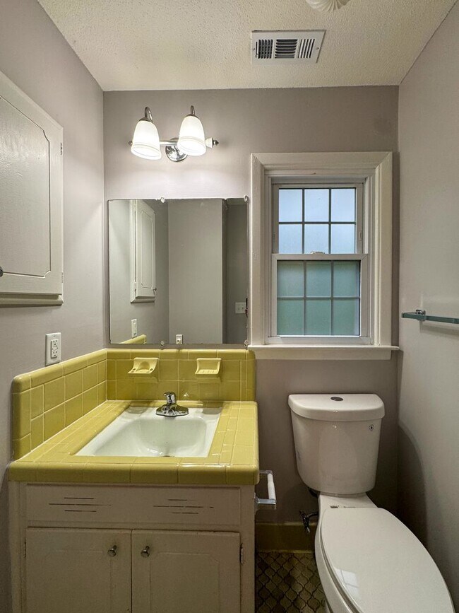 Building Photo - Charming 3 Bed 1.5 Bath Home Close to Fort Bragg