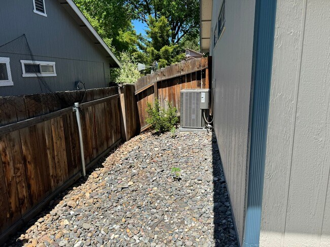 Building Photo - 3 Bedroom 2 bath with beautiful landscapin...
