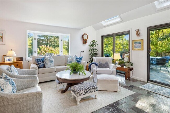 Building Photo - 140 Connection St