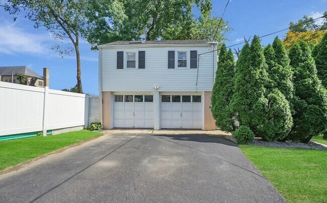 Carriage House - 57 Harrop Plz