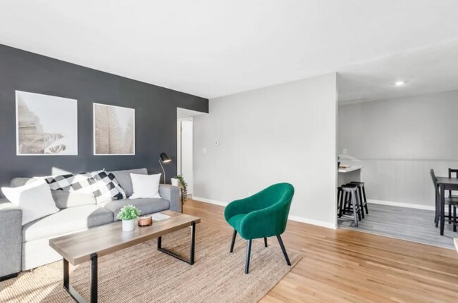 Building Photo - 516 Splitlog Ave