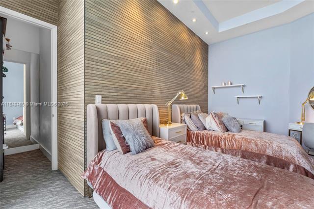 Building Photo - 16001 Collins Ave