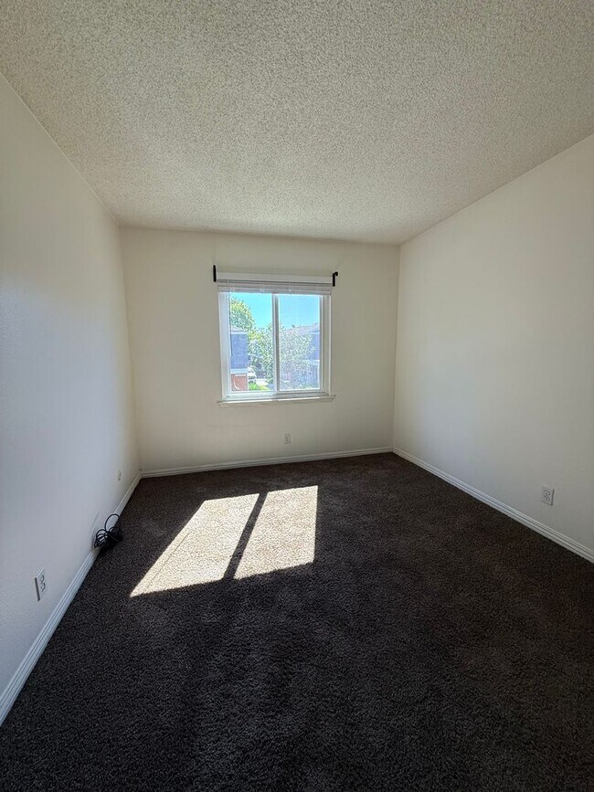 Building Photo - Spacious 3 bedroom 2 bath townhome with 2 car garage in Costa Mesa.