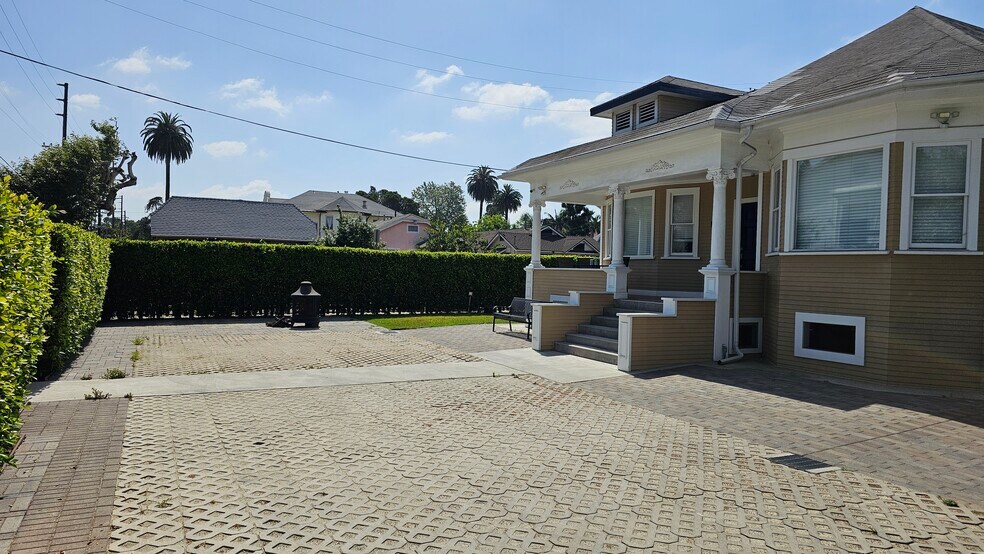 Spacious parking area - 2084 W 24th St