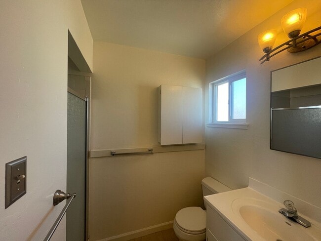 Building Photo - A 3 bedroom and 2 bathroom home in San Bruno!