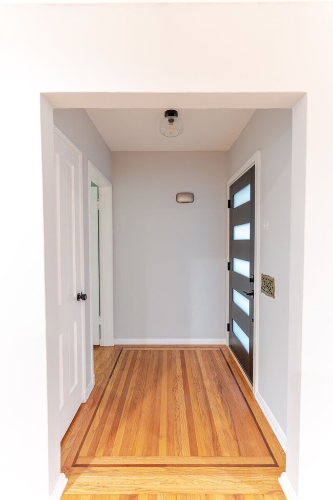 Building Photo - 640 E Valencia Ave