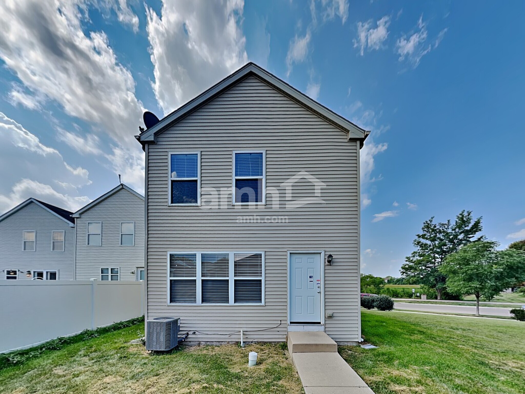 Building Photo - 2046 Middlebury Dr