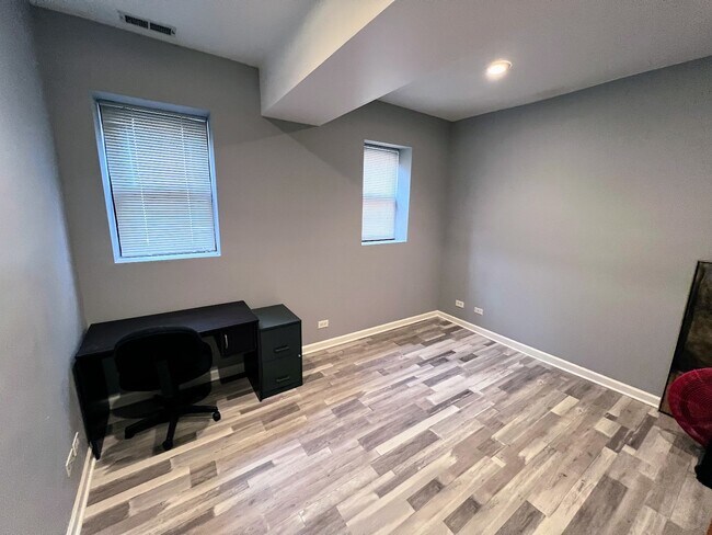 Building Photo - 4014 S Drexel Blvd