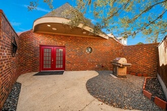 Building Photo - 832 W 27th St