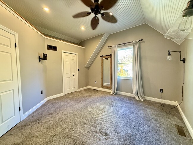 Building Photo - 718 Indianola Ave