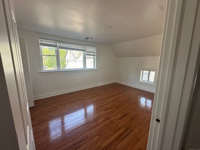 Building Photo - 8 Barnum Ct