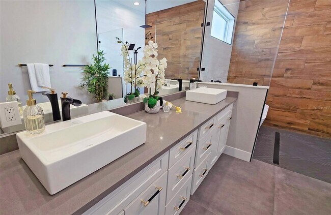 Building Photo - Bold Contemporary Sarasota Luxury Home. 4 Beds/ 4 Baths. Private Pool and Summer Grill.