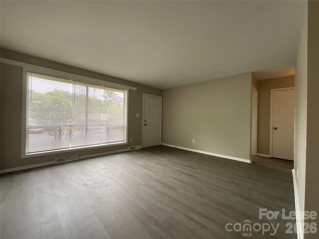 Building Photo - 4928 Malibu Dr