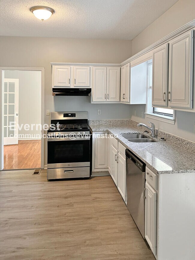 Building Photo - 3 Bed/2.5 Bath Home with Garage / Pet-Friendly / Vouchers Accepted /Available Now!