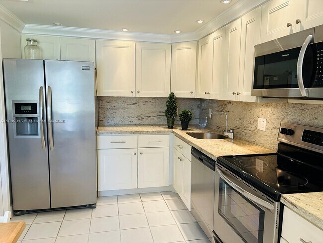 Building Photo - 2701 S Palm Aire Dr